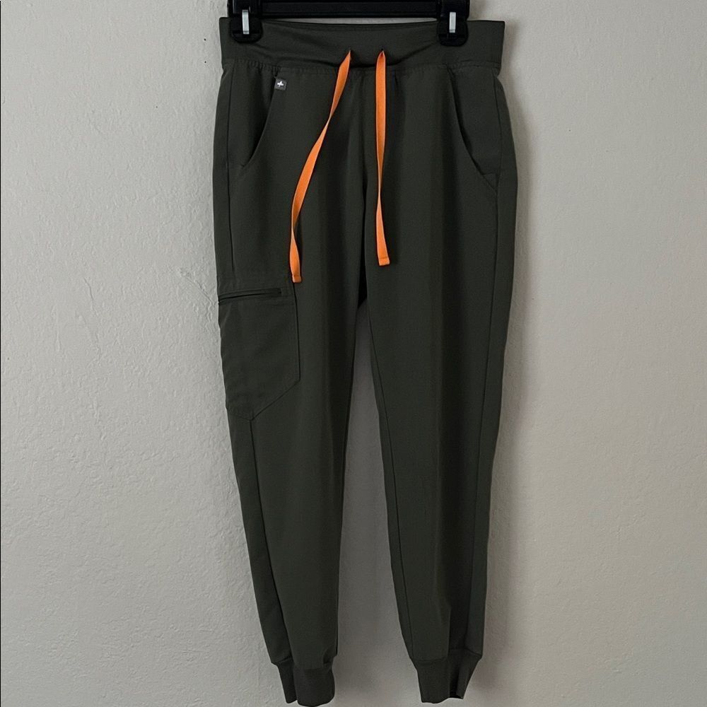 Like New! Figs Army Green Jogger Scrub Pants in Size XS/P
